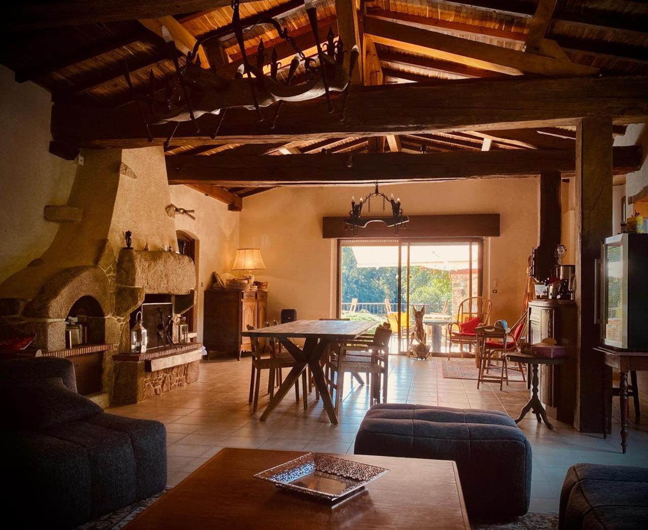 Le Moulin Du Guy, Proche Du Puy Dufou Bed & Breakfast