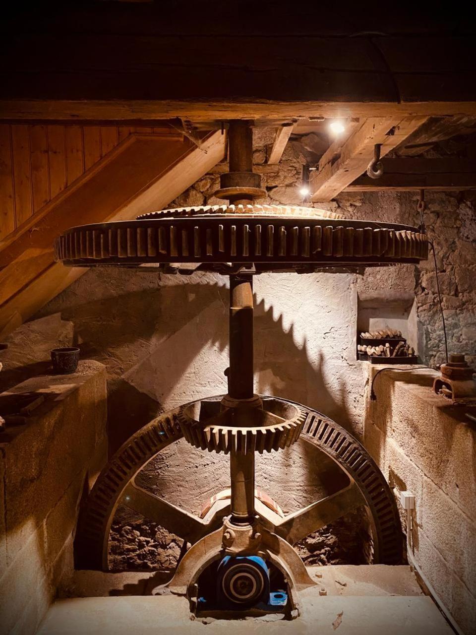Le Moulin Du Guy, Proche Du Puy Dufou Bed & Breakfast
