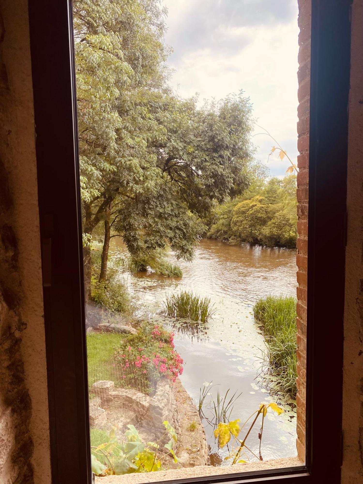 Le Moulin Du Guy, Proche Du Puy Dufou *