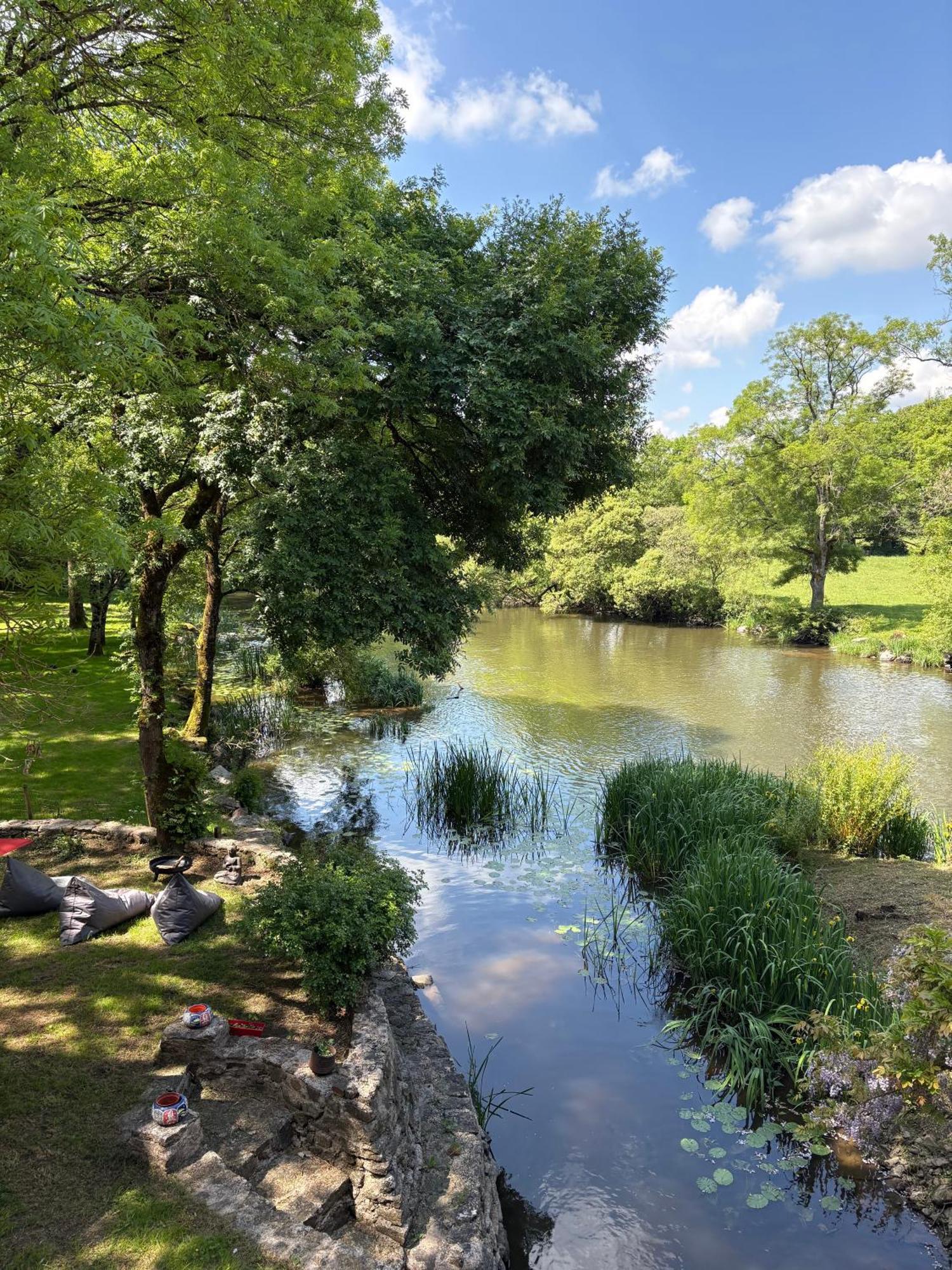 Le Moulin Du Guy, Proche Du Puy Dufou Bed & Breakfast