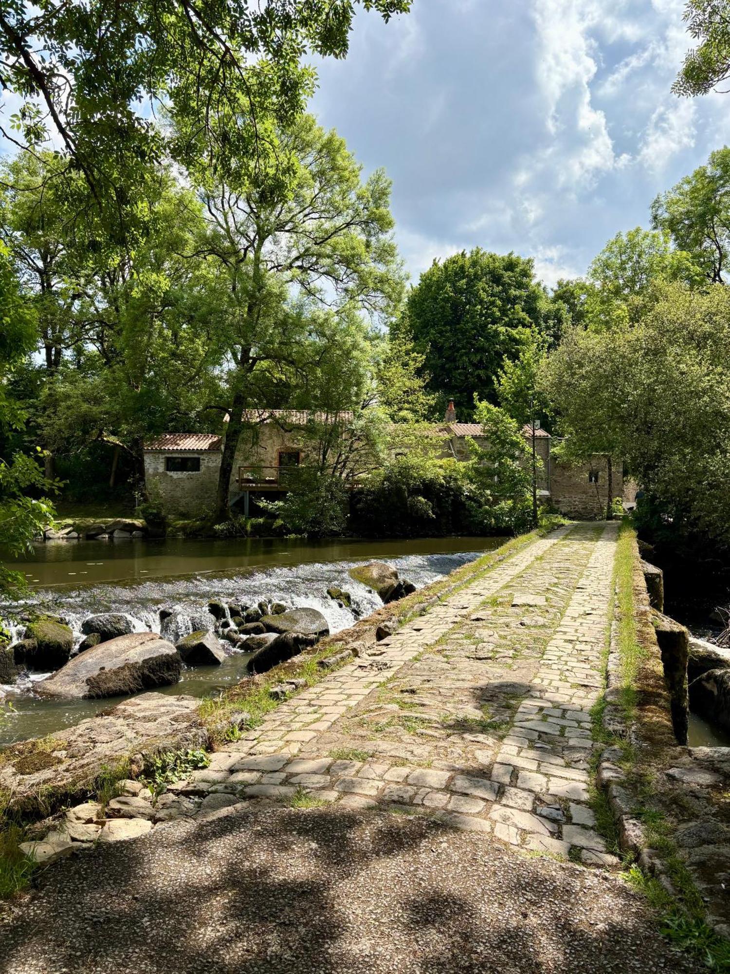 Le Moulin Du Guy, Proche Du Puy Dufou Bed & Breakfast *